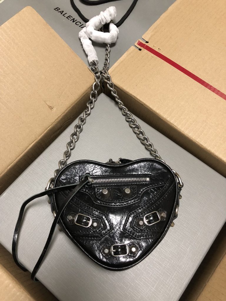 𝐚 𝐥 𝐞 𝐧 𝐜 𝐢 𝐚 𝐠 crush 🔥 Hourglass chain bag 🔥 With VIP packaging 🔥