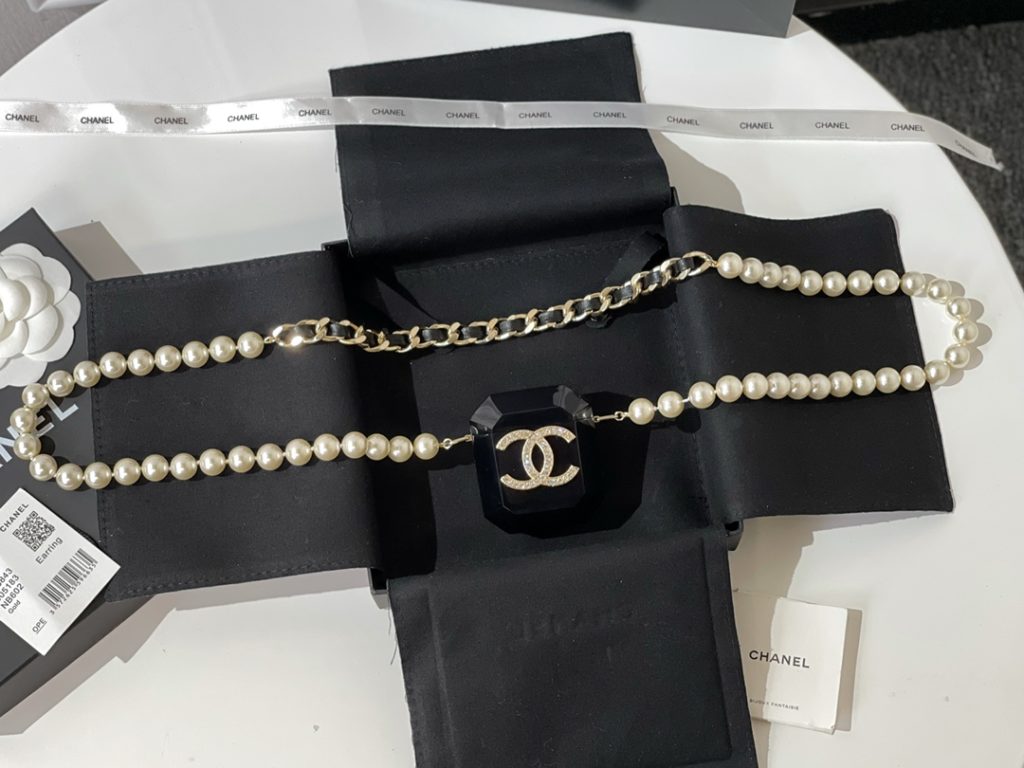 ❗ : New products ❗ ️ ☀ The latest popular pearl headphone bag messenger chain ☀ Original order goods ☀ Delivery of full set of authentic Chanel packaging ☀️ New CHANEL Chanel dual-c headset bag pearl necklace messenger bag chain ☀️ Black and white ☀ The quality of the uniform resin acrylic material in the counter is very good