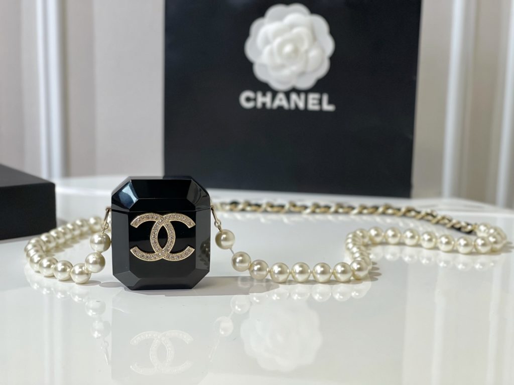 ❗ : New products ❗ ️ ☀ The latest popular pearl headphone bag messenger chain ☀ Original order goods ☀ Delivery of full set of authentic Chanel packaging ☀️ New CHANEL Chanel dual-c headset bag pearl necklace messenger bag chain ☀️ Black and white ☀ The quality of the uniform resin acrylic material in the counter is very good