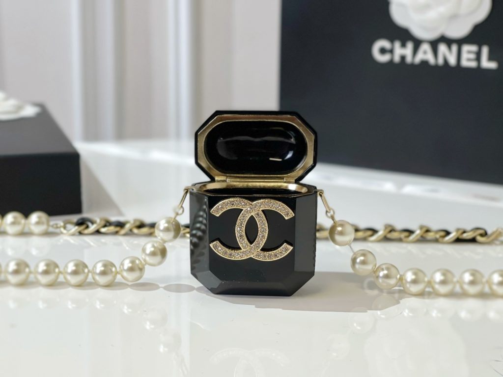 ❗ : New products ❗ ️ ☀ The latest popular pearl headphone bag messenger chain ☀ Original order goods ☀ Delivery of full set of authentic Chanel packaging ☀️ New CHANEL Chanel dual-c headset bag pearl necklace messenger bag chain ☀️ Black and white ☀ The quality of the uniform resin acrylic material in the counter is very good