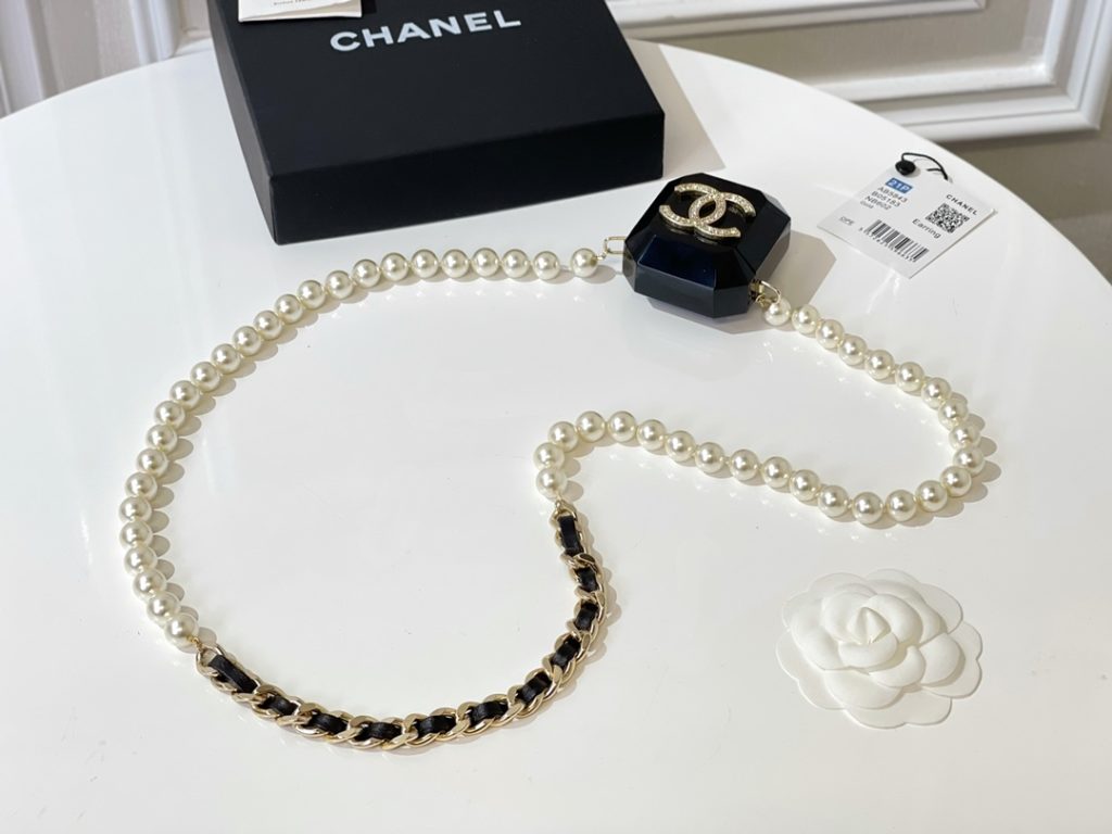 ❗ : New products ❗ ️ ☀ The latest popular pearl headphone bag messenger chain ☀ Original order goods ☀ Delivery of full set of authentic Chanel packaging ☀️ New CHANEL Chanel dual-c headset bag pearl necklace messenger bag chain ☀️ Black and white ☀ The quality of the uniform resin acrylic material in the counter is very good