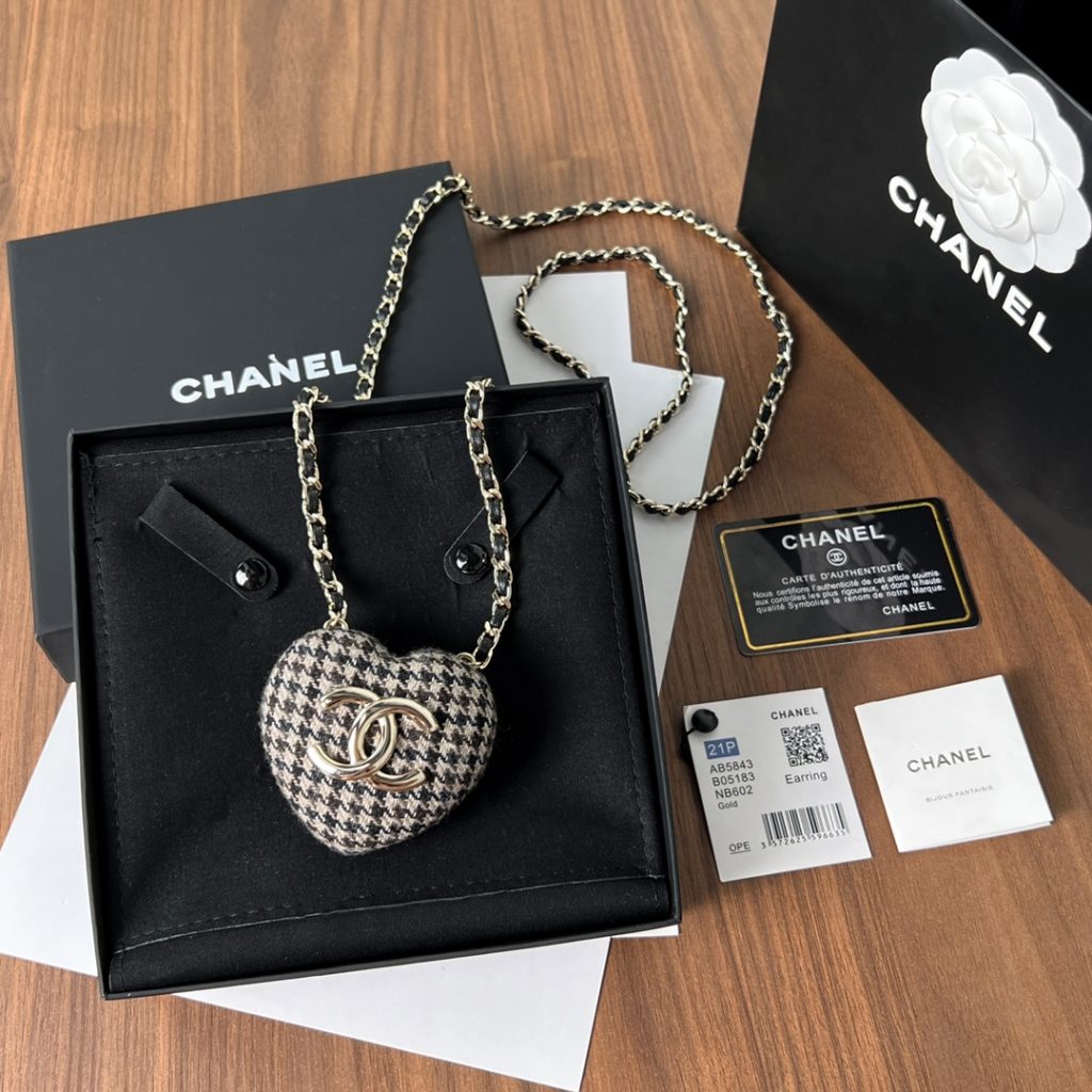 ❗ : New products ❗ : New ☑️ CHANEL Chanel Double-c Peach Heart Crossbody Bag Chain Necklace [Gift Box] Full set of CHANEL original packaging [Process] Original single level manual engraving complete [Material] High quality brass material