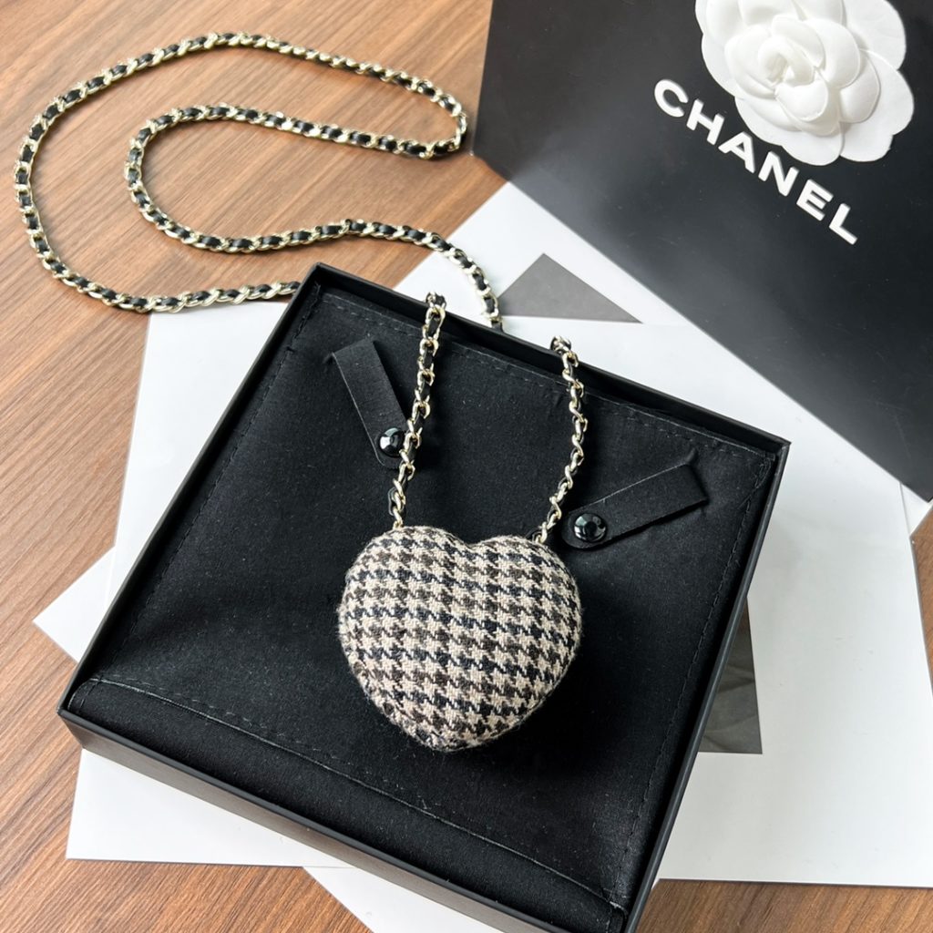 ❗ : New products ❗ : New ☑️ CHANEL Chanel Double-c Peach Heart Crossbody Bag Chain Necklace [Gift Box] Full set of CHANEL original packaging [Process] Original single level manual engraving complete [Material] High quality brass material