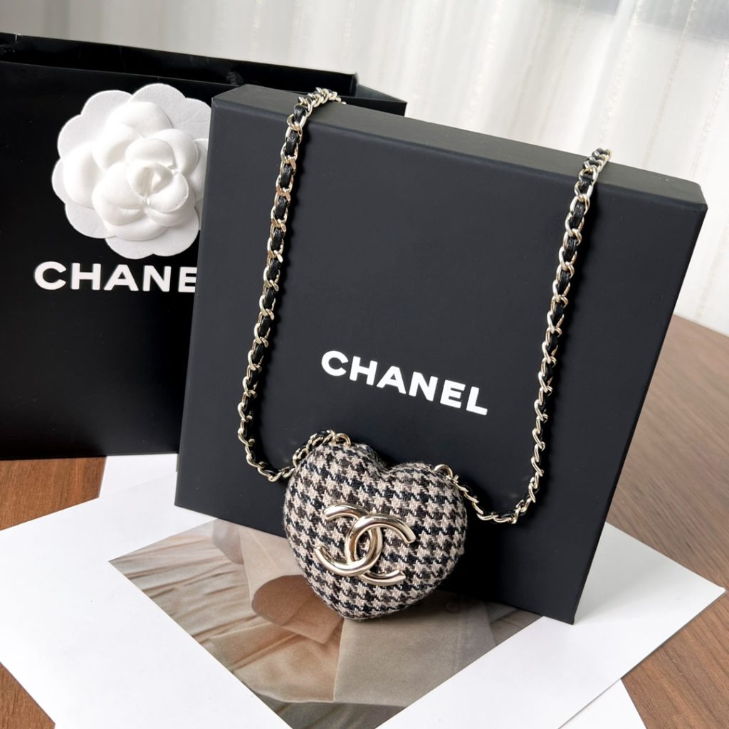 ❗ : New products ❗ : New ☑️ CHANEL Chanel Double-c Peach Heart Crossbody Bag Chain Necklace [Gift Box] Full set of CHANEL original packaging [Process] Original single level manual engraving complete [Material] High quality brass material