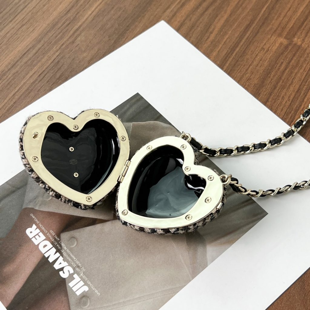 ❗ : New products ❗ : New ☑️ CHANEL Chanel Double-c Peach Heart Crossbody Bag Chain Necklace [Gift Box] Full set of CHANEL original packaging [Process] Original single level manual engraving complete [Material] High quality brass material