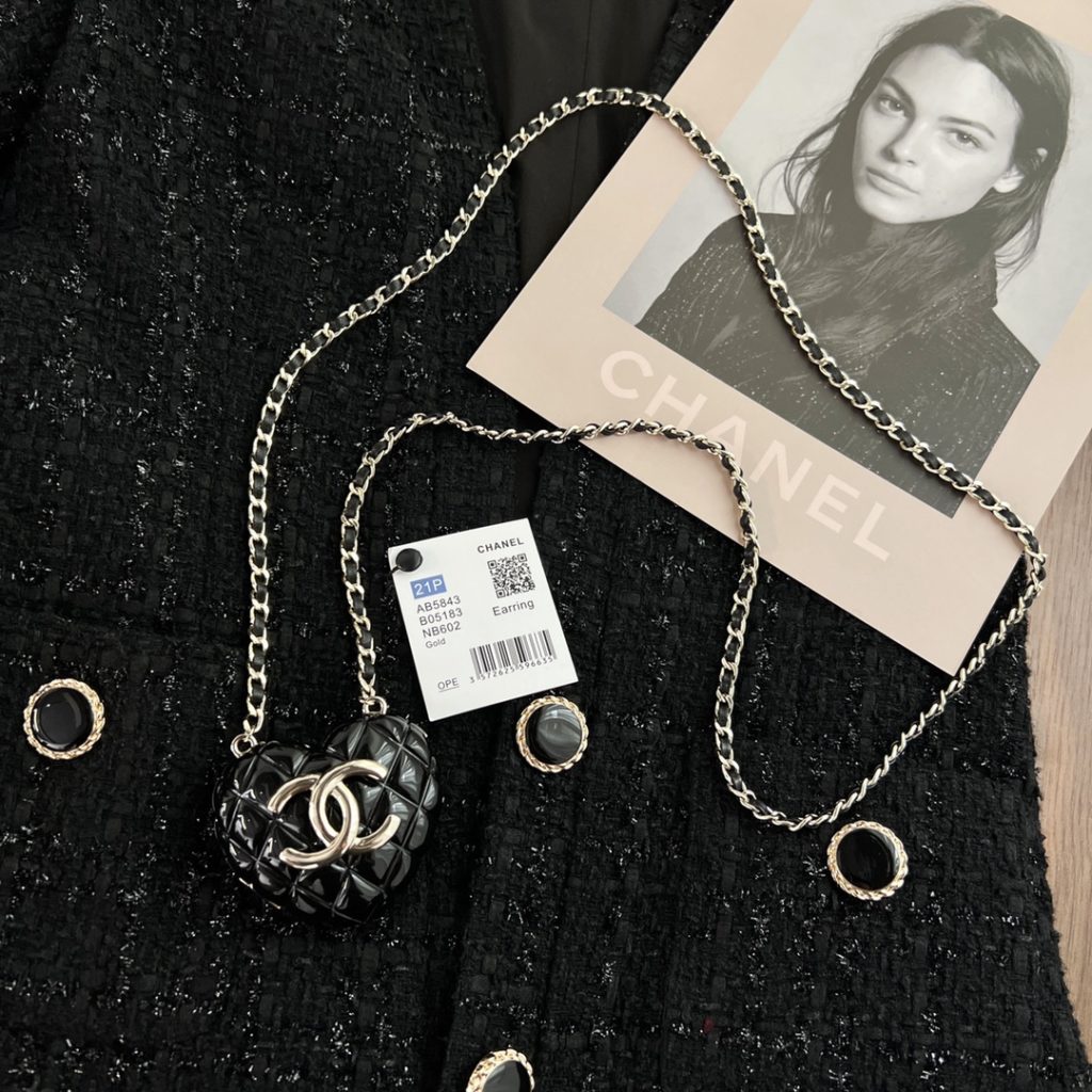 ❤️ Chanel Chanel 22K Love Crossbody Necklace 22K Love Crossbody Necklace really made me wait for a long time and finally got a black one. I think the black one is more beautiful than the woolen plaid style in winter. The coat and suit are both super A and super cool