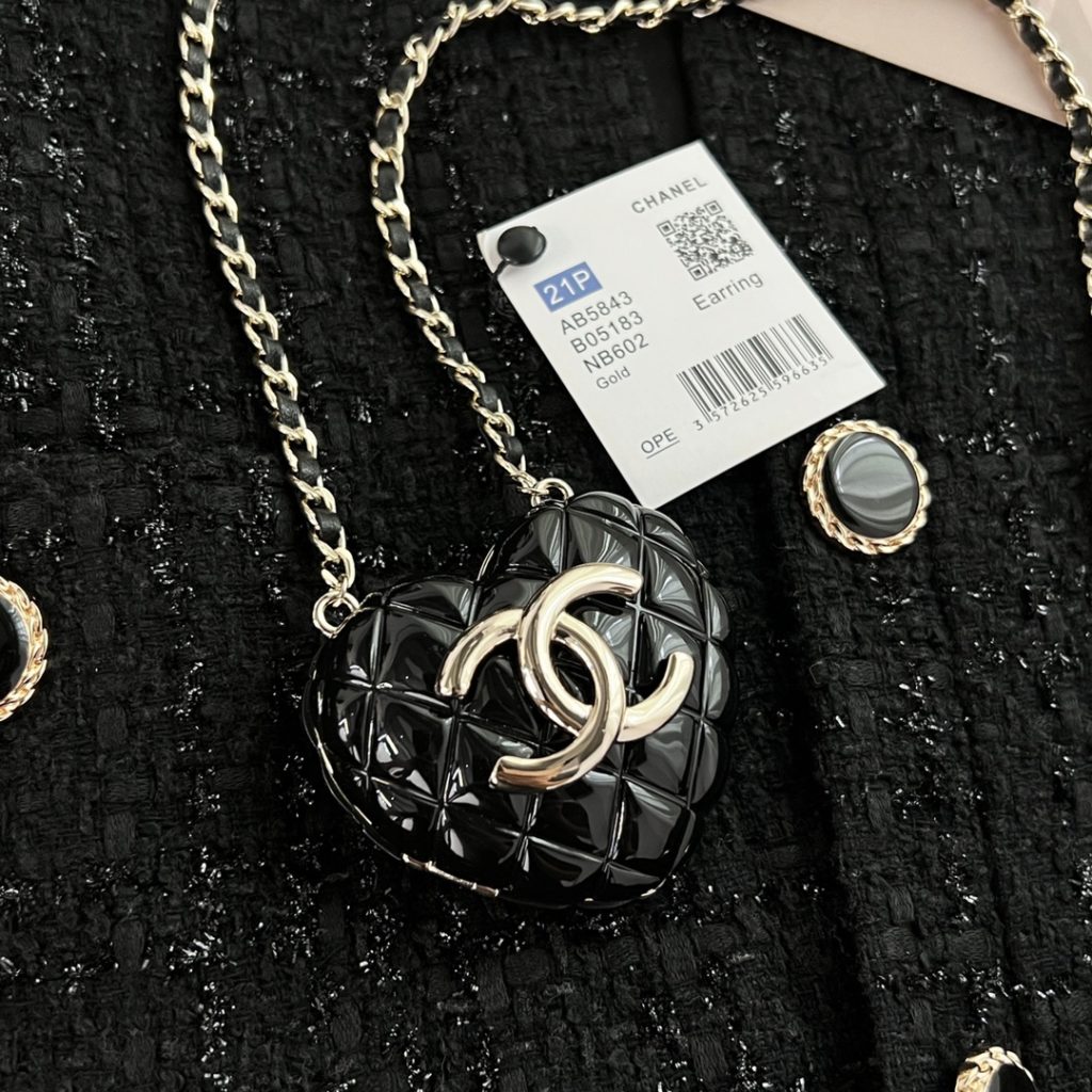 ❤️ Chanel Chanel 22K Love Crossbody Necklace 22K Love Crossbody Necklace really made me wait for a long time and finally got a black one. I think the black one is more beautiful than the woolen plaid style in winter. The coat and suit are both super A and super cool