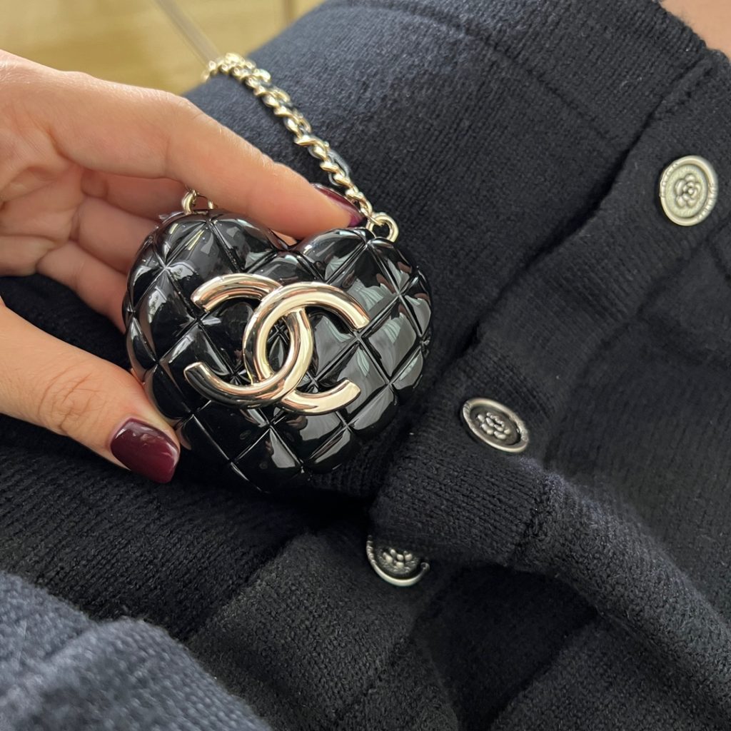 ❤️ Chanel Chanel 22K Love Crossbody Necklace 22K Love Crossbody Necklace really made me wait for a long time and finally got a black one. I think the black one is more beautiful than the woolen plaid style in winter. The coat and suit are both super A and super cool