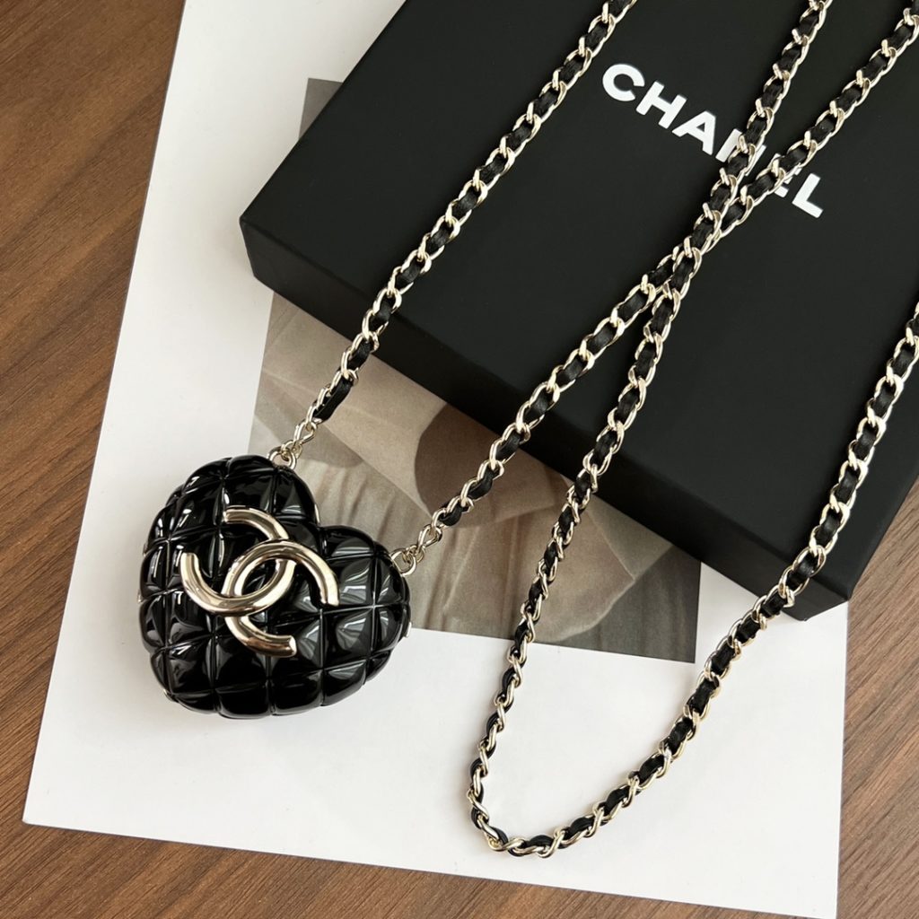 ❤️ Chanel Chanel 22K Love Crossbody Necklace 22K Love Crossbody Necklace really made me wait for a long time and finally got a black one. I think the black one is more beautiful than the woolen plaid style in winter. The coat and suit are both super A and super cool