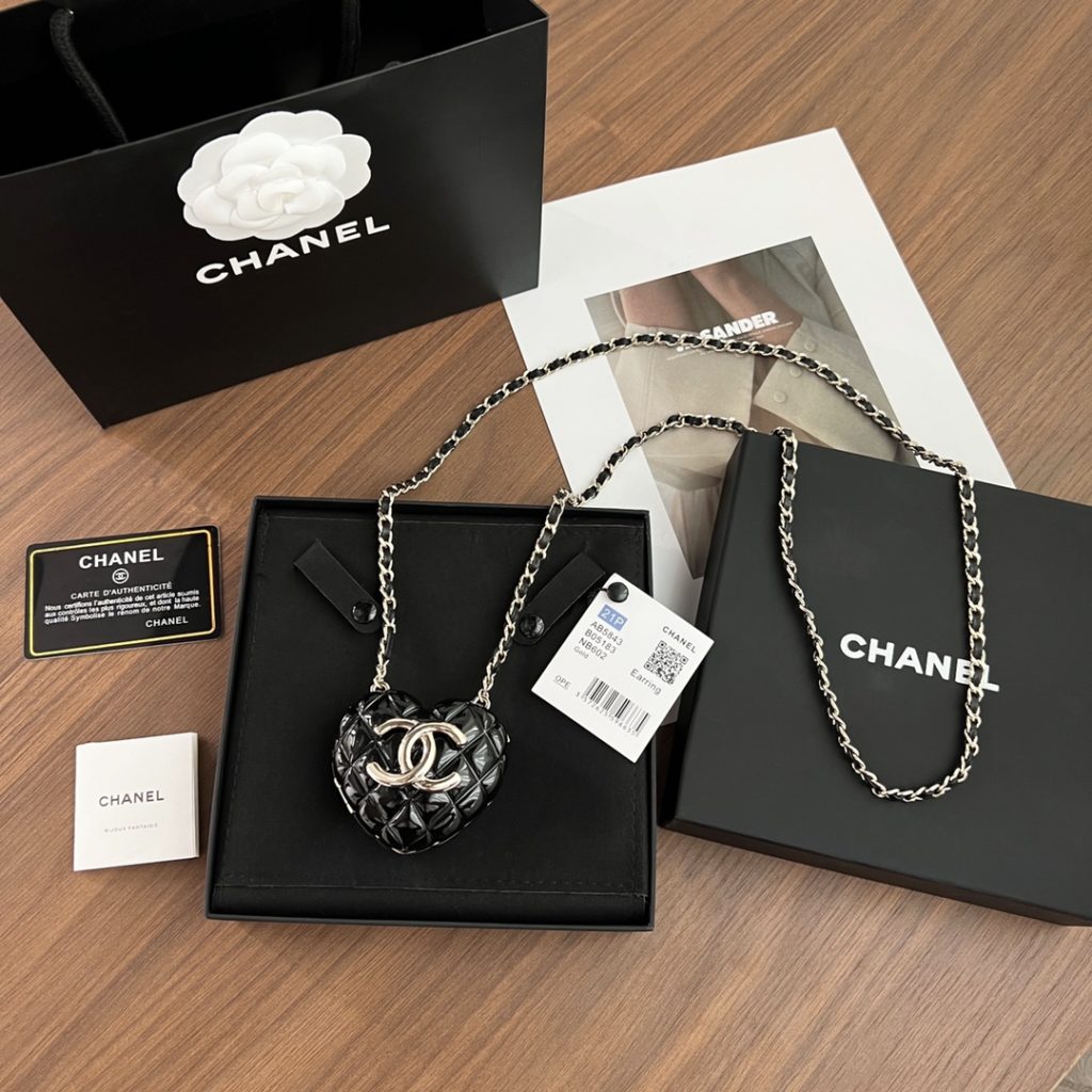 ❤️ Chanel Chanel 22K Love Crossbody Necklace 22K Love Crossbody Necklace really made me wait for a long time and finally got a black one. I think the black one is more beautiful than the woolen plaid style in winter. The coat and suit are both super A and super cool