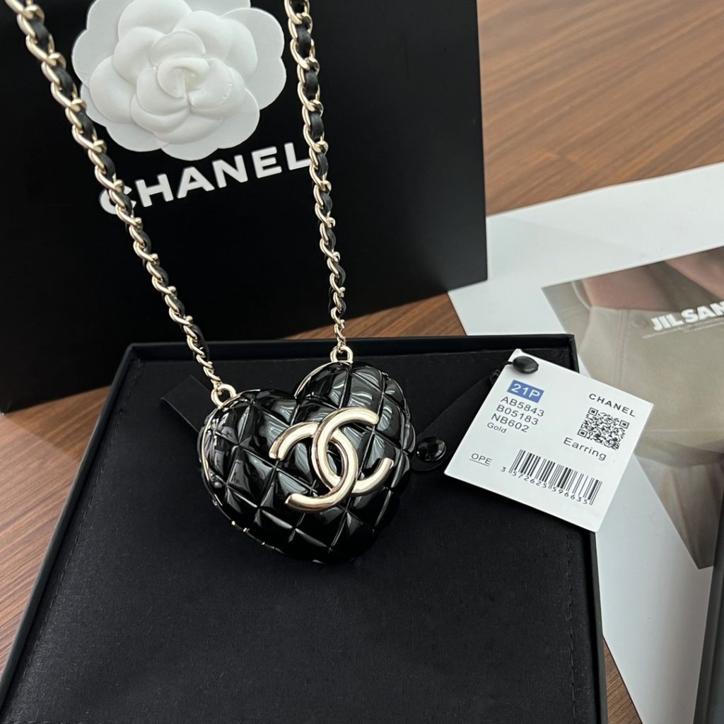 ❤️ Chanel Chanel 22K Love Crossbody Necklace 22K Love Crossbody Necklace really made me wait for a long time and finally got a black one. I think the black one is more beautiful than the woolen plaid style in winter. The coat and suit are both super A and super cool