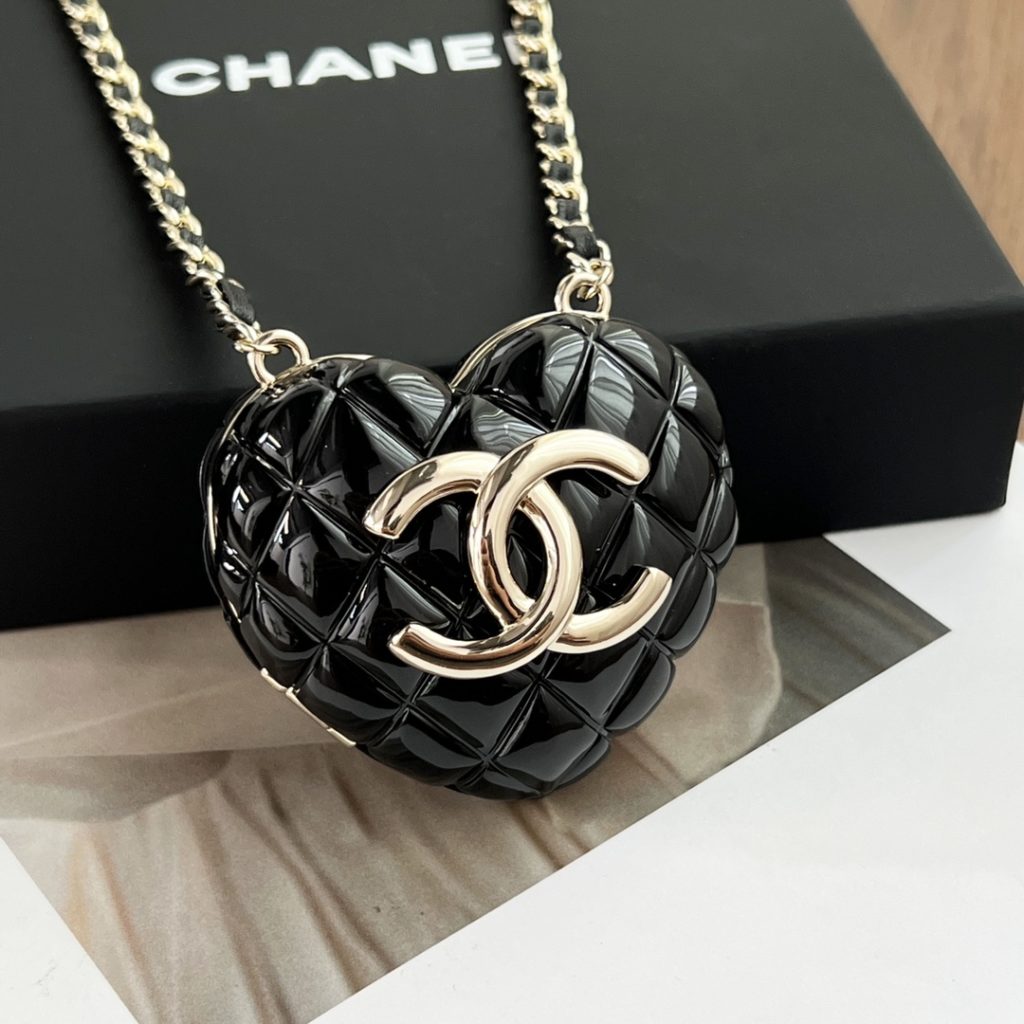 ❤️ Chanel Chanel 22K Love Crossbody Necklace 22K Love Crossbody Necklace really made me wait for a long time and finally got a black one. I think the black one is more beautiful than the woolen plaid style in winter. The coat and suit are both super A and super cool