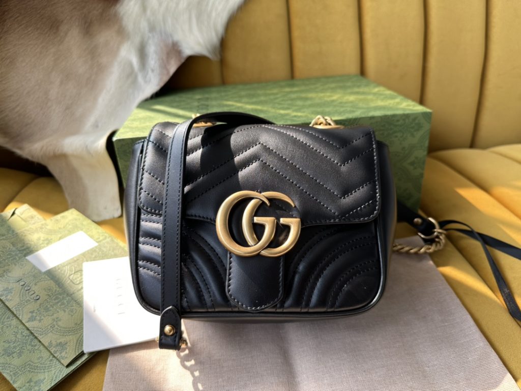 With highly recognizable quilted fabric and double-G accessories, GG Marmont series handbags have become the brand symbol 739682. This classic series will launch a new silhouette every season, echoing Gucci's current aesthetic concept. This backpack is made of white leather with the details of ancient gold color! Size: 18/15/8cm