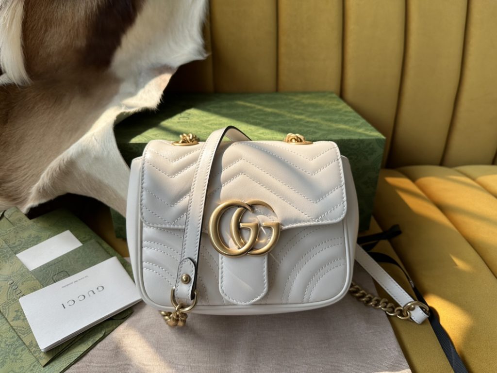 With highly recognizable quilted fabric and double-G accessories, GG Marmont series handbags have become the brand symbol 739682. This classic series will launch a new silhouette every season, echoing Gucci's current aesthetic concept. This backpack is made of white leather with the details of ancient gold color! Size: 18/15/8cm