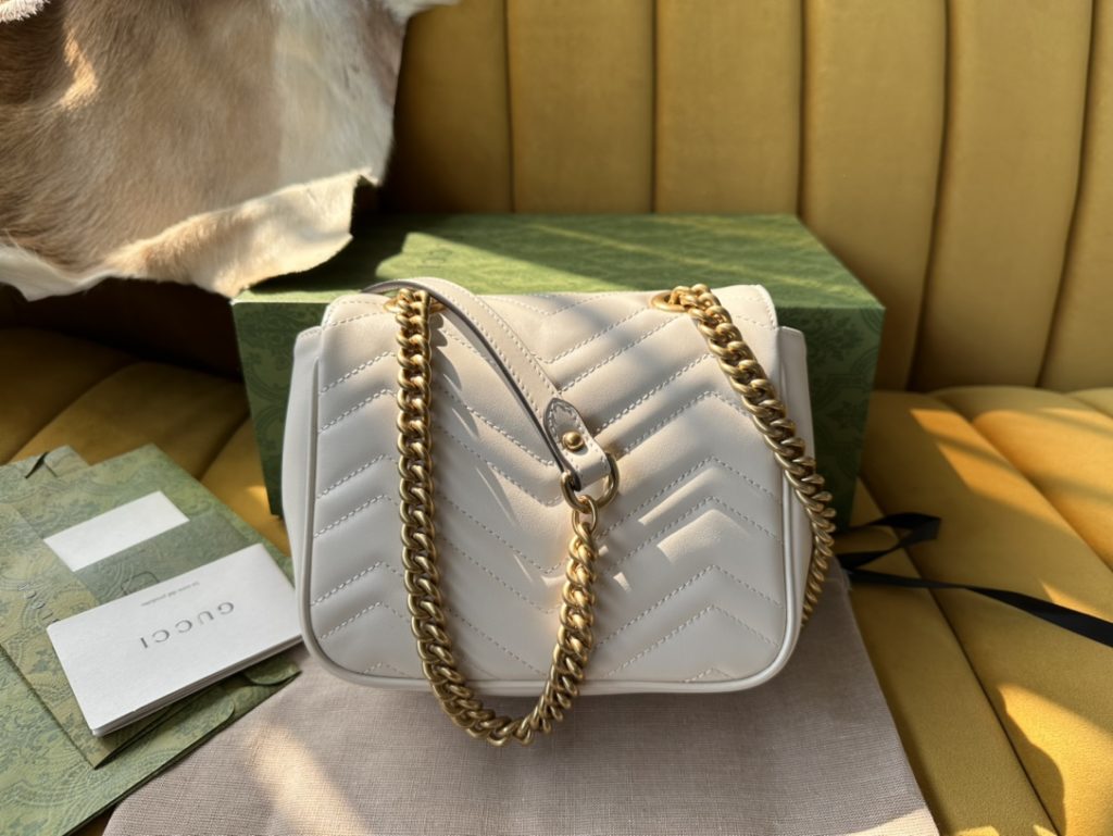 With highly recognizable quilted fabric and double-G accessories, GG Marmont series handbags have become the brand symbol 739682. This classic series will launch a new silhouette every season, echoing Gucci's current aesthetic concept. This backpack is made of white leather with the details of ancient gold color! Size: 18/15/8cm