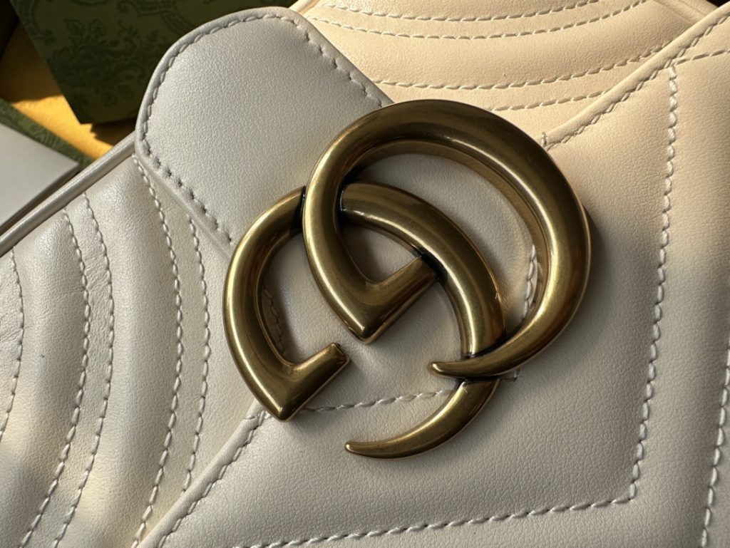 With highly recognizable quilted fabric and double-G accessories, GG Marmont series handbags have become the brand symbol 739682. This classic series will launch a new silhouette every season, echoing Gucci's current aesthetic concept. This backpack is made of white leather with the details of ancient gold color! Size: 18/15/8cm