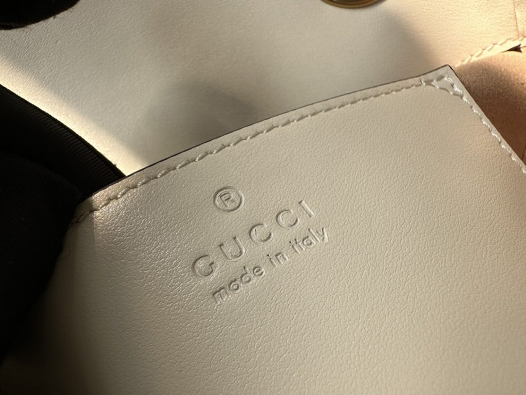 With highly recognizable quilted fabric and double-G accessories, GG Marmont series handbags have become the brand symbol 739682. This classic series will launch a new silhouette every season, echoing Gucci's current aesthetic concept. This backpack is made of white leather with the details of ancient gold color! Size: 18/15/8cm