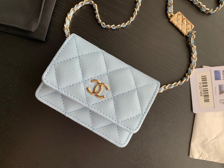 shipment of 2021 new product (card bag) messenger card bag feature chain hardware small bag template jewelry makes ordinary small bags exquisite and particularly durable ball grain cow leather size: 10cm x 8cm x 1.5cm (total length of card bag chain 120cm) Model: 2444