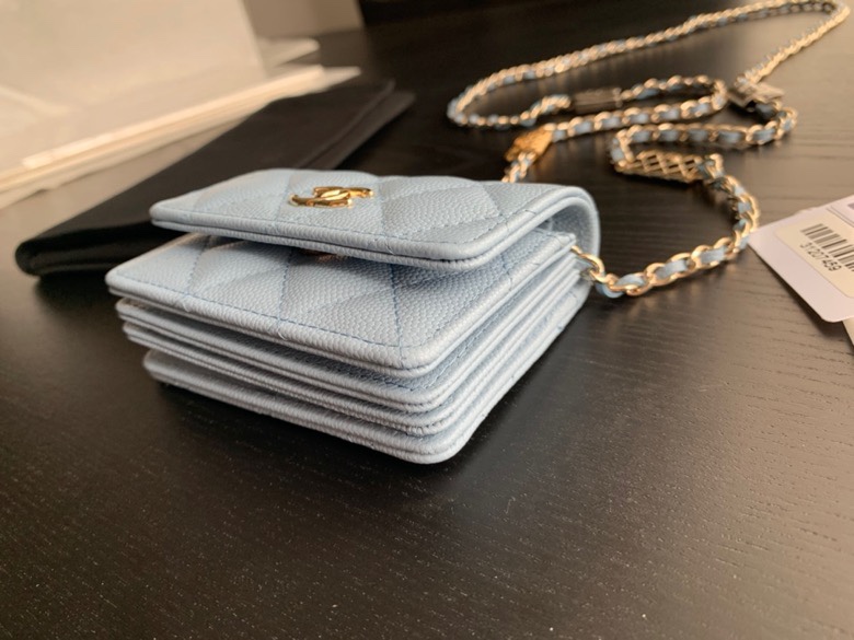 shipment of 2021 new product (card bag) messenger card bag feature chain hardware small bag template jewelry makes ordinary small bags exquisite and particularly durable ball grain cow leather size: 10cm x 8cm x 1.5cm (total length of card bag chain 120cm) Model: 2444