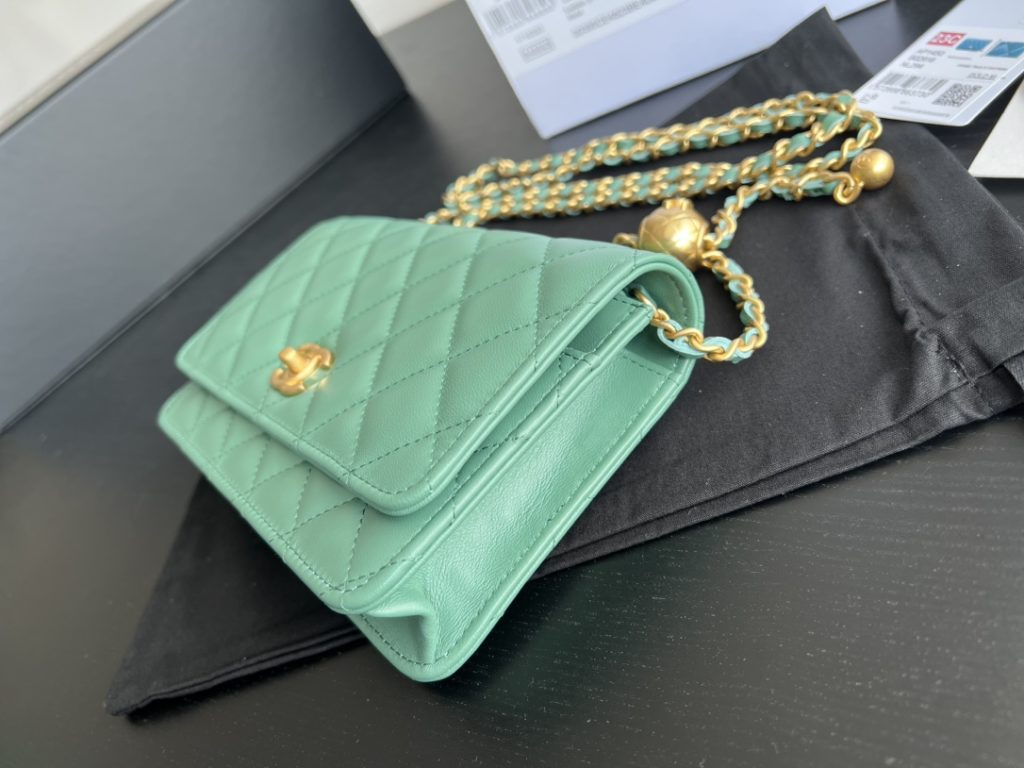 original leather 23C (new color) Woc Facai bag feature small gold ball accessories adjustable chain length Lamb skin size: 19cm Model: AP1450