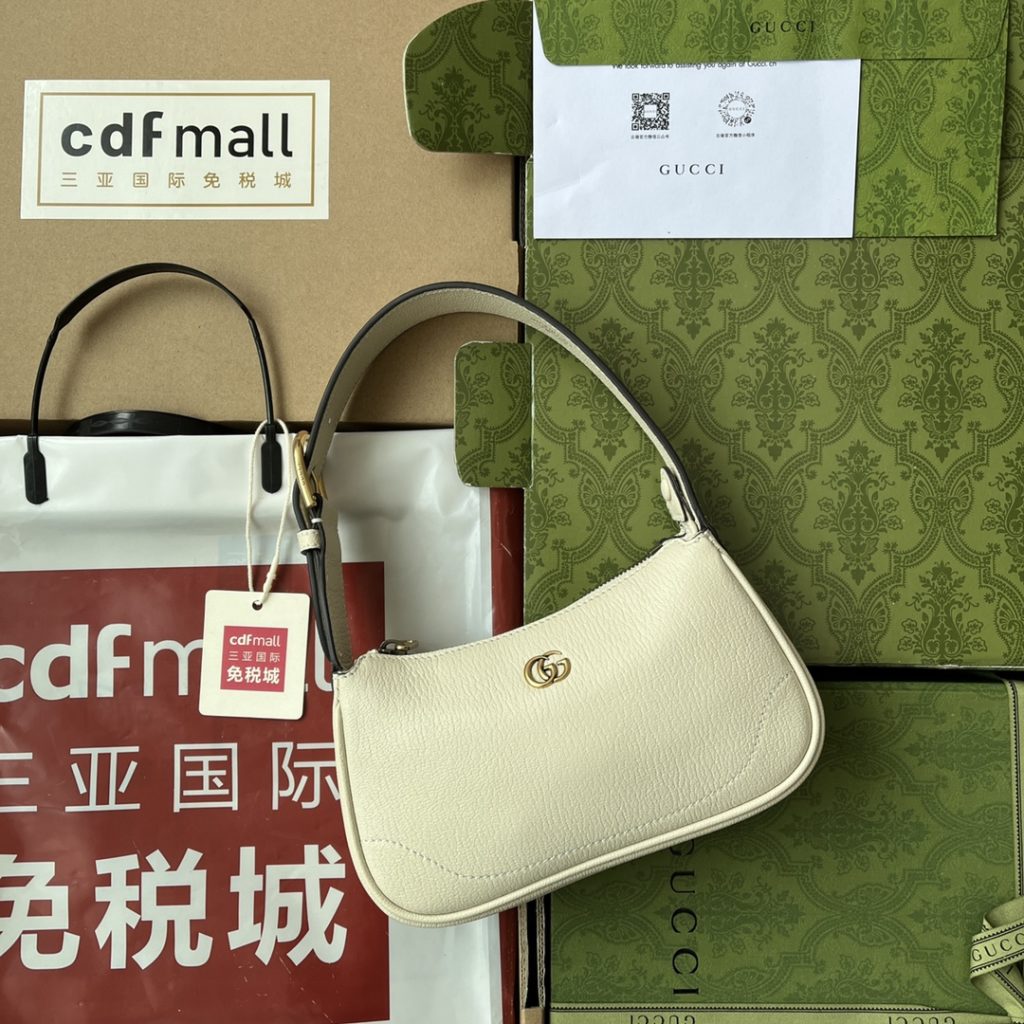 📣📣📣 [Original leather 🌈 (Cdfmall Sanya duty-free shop handbag] 🔥🔥 New GG 👉 The zp Cosmogone series made its debut at the historic Monte Castle in Italy. On the show, aesthetic elements of different times and different geographical locations complement each other, linking the past with the present. Inspired by the brand's collection elements, this new crescent-shaped small shoulder bag is made of soft leather and decorated with the double-G logo that appeared in the 1970s. It is equipped with one made of leather and the other made of discernible GG gold tone metal chain, which fully explains the practical design concept advocated by the brand. Model: 739076. Size: 21 (W) x 12 (H) x 4cm (D) Color: black/original leather.