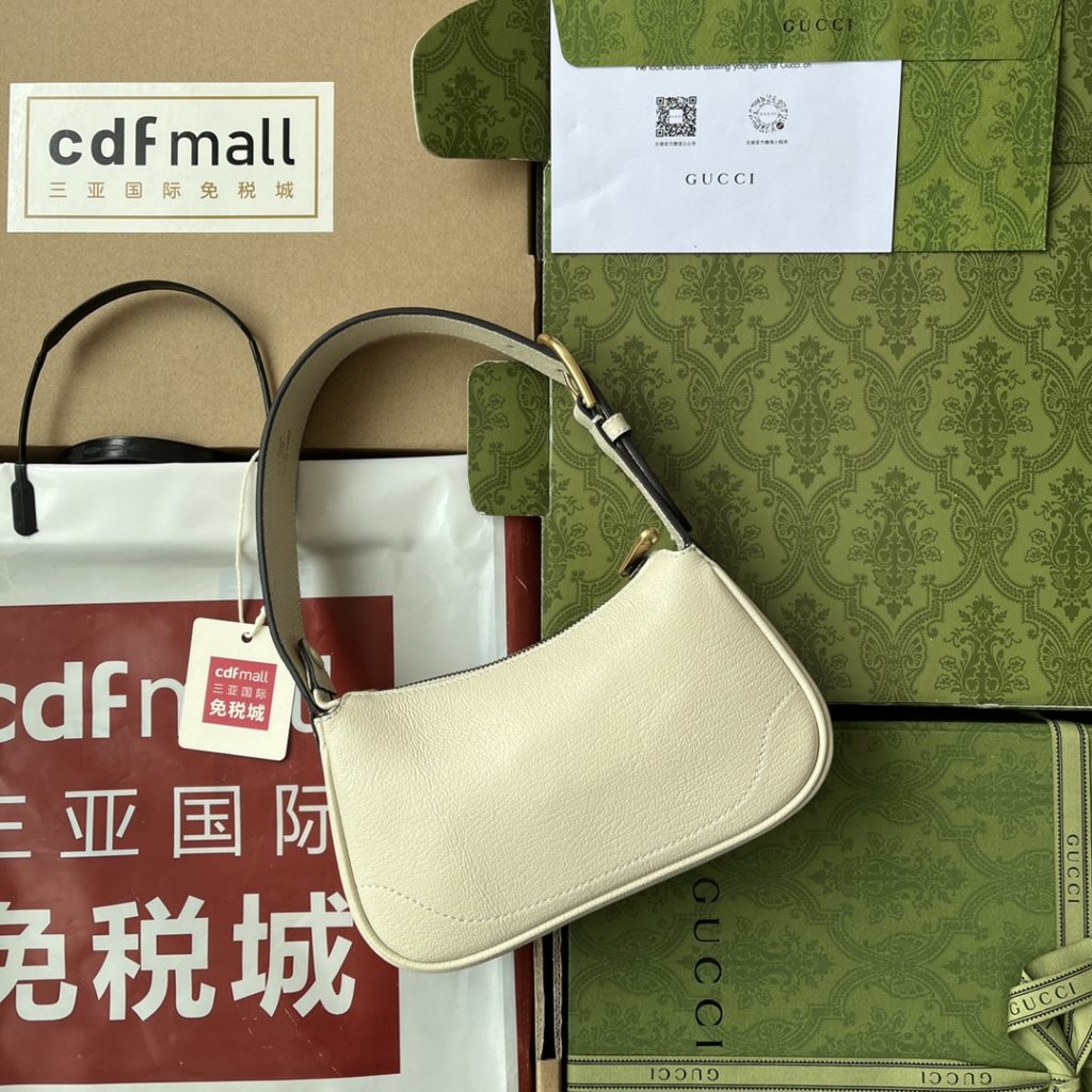 📣📣📣 [Original leather 🌈 (Cdfmall Sanya duty-free shop handbag] 🔥🔥 New GG 👉 The zp Cosmogone series made its debut at the historic Monte Castle in Italy. On the show, aesthetic elements of different times and different geographical locations complement each other, linking the past with the present. Inspired by the brand's collection elements, this new crescent-shaped small shoulder bag is made of soft leather and decorated with the double-G logo that appeared in the 1970s. It is equipped with one made of leather and the other made of discernible GG gold tone metal chain, which fully explains the practical design concept advocated by the brand. Model: 739076. Size: 21 (W) x 12 (H) x 4cm (D) Color: black/original leather.