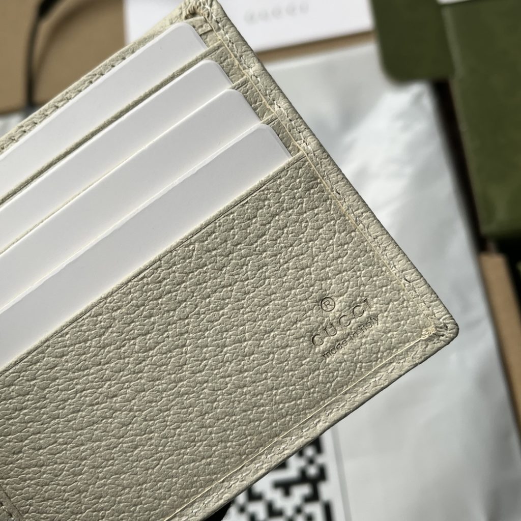 📣📣📣 [Configure Sanya duty-free shop packaging] G ☺ : Model No.: 597606 brown PVC white paper. New in early spring 2020 🎉 Double fold wallet 😘 It adopts GG Supreme high-grade artificial canvas, with iconic patterns and striped webbing, and is the top hardware in overseas 😍 Refined! Size: W12xH9.5xD1.5cm. Spot shipment.