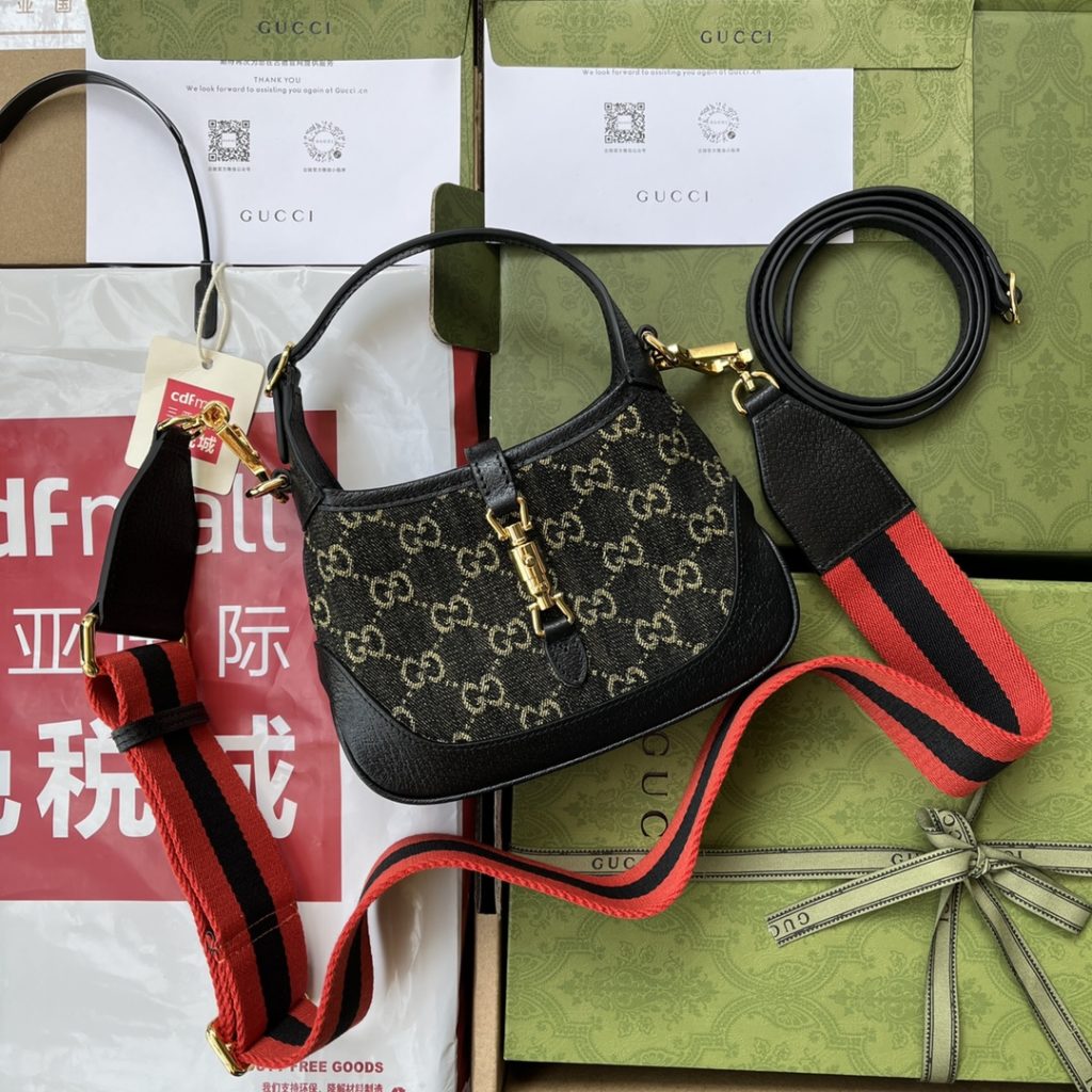 📣📣📣 [Original leather 🌈 (Cdfmall Sanya duty-free shop handbag] 🔥🔥 Gucci UN3AG 1294 Commodity details. Gucci's Aria-Fashion Aria series uses modern techniques to rejuvenate the classic. Jackie 1961 series launched a new rectangular Tote bag with soft texture and flexible structure. The collection design is matched with logo details such as full-body GG pattern and striped ribbon, and exquisite accessories pay tribute to Gucci's historical heritage. This small handbag is made of black leather piping, and is matched with the series's signature gold tone push-in lock accessories. Black and ivory white GG denim jacquard fabric. Black leather piping. Model: 685127. Size: 19x 13x 3cm. Color: gray