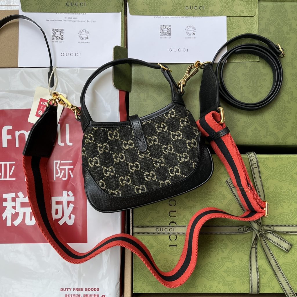 📣📣📣 [Original leather 🌈 (Cdfmall Sanya duty-free shop handbag] 🔥🔥 Gucci UN3AG 1294 Commodity details. Gucci's Aria-Fashion Aria series uses modern techniques to rejuvenate the classic. Jackie 1961 series launched a new rectangular Tote bag with soft texture and flexible structure. The collection design is matched with logo details such as full-body GG pattern and striped ribbon, and exquisite accessories pay tribute to Gucci's historical heritage. This small handbag is made of black leather piping, and is matched with the series's signature gold tone push-in lock accessories. Black and ivory white GG denim jacquard fabric. Black leather piping. Model: 685127. Size: 19x 13x 3cm. Color: gray