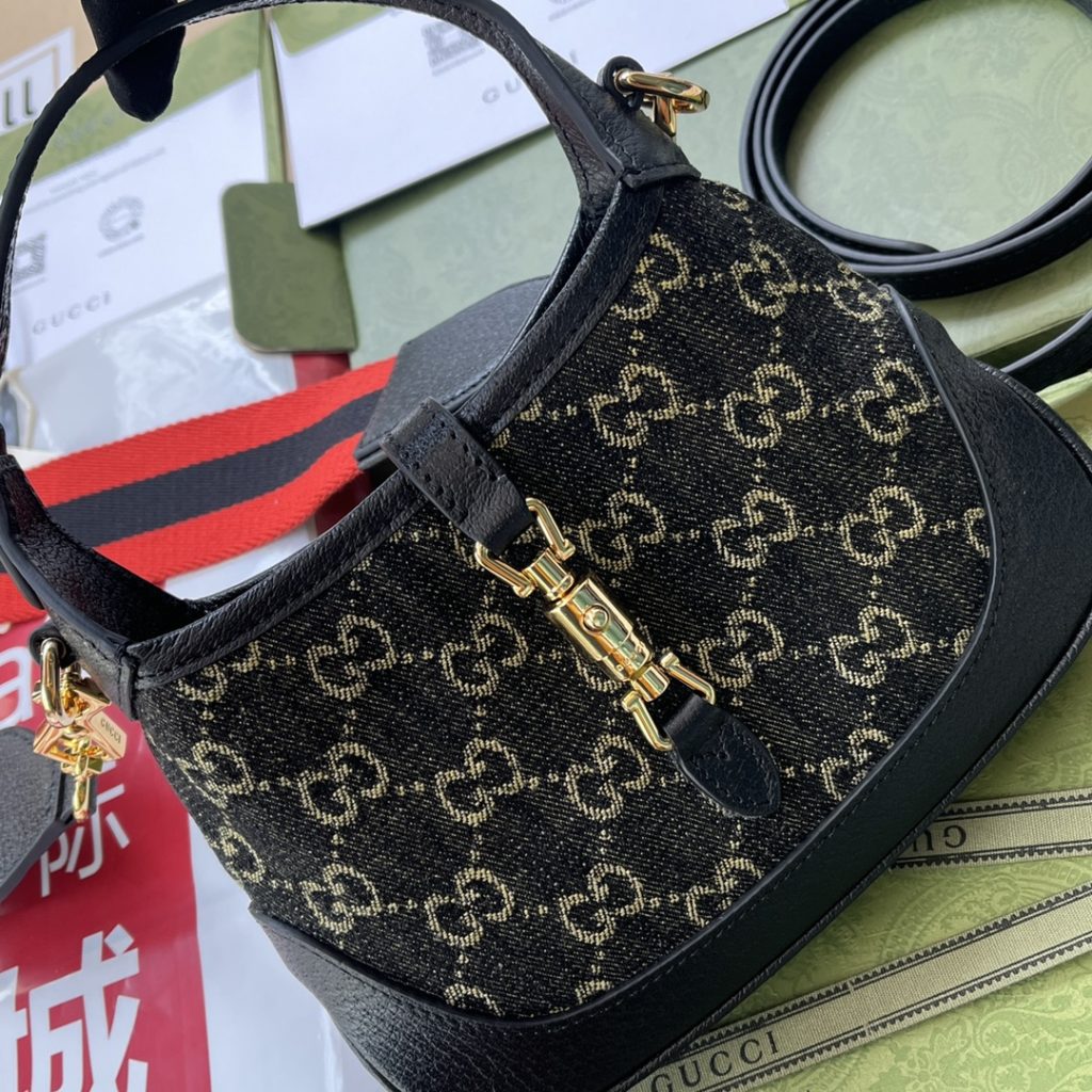 📣📣📣 [Original leather 🌈 (Cdfmall Sanya duty-free shop handbag] 🔥🔥 Gucci UN3AG 1294 Commodity details. Gucci's Aria-Fashion Aria series uses modern techniques to rejuvenate the classic. Jackie 1961 series launched a new rectangular Tote bag with soft texture and flexible structure. The collection design is matched with logo details such as full-body GG pattern and striped ribbon, and exquisite accessories pay tribute to Gucci's historical heritage. This small handbag is made of black leather piping, and is matched with the series's signature gold tone push-in lock accessories. Black and ivory white GG denim jacquard fabric. Black leather piping. Model: 685127. Size: 19x 13x 3cm. Color: gray