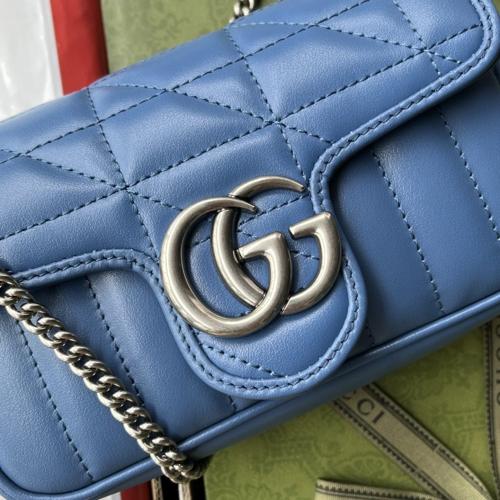 📣📣📣 [Original leather 🌈 (Cdfmall Sanya duty-free shop handbag] 🔥🔥 GG Marmont Mini uses the original Italian leather imported from the original packaging, and the top matching hardware. The soft leather highlights the texture more. Backing out of the street must be a highlight! Crossbody, shoulder bag, handbag and waist bag can be carried in a variety of ways. The size just fits. Mobile phone, lipstick, key bag and paper towel can be properly loaded. It is indispensable all the year round. The quality of the original leather ‼ Model number: 476433, size: 16.5cmx9.5cmx4.5cm