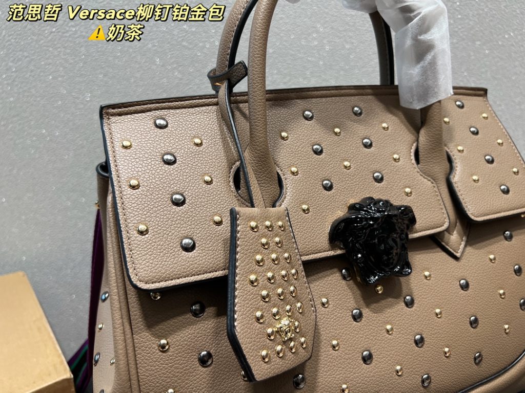 Size 32.22<br>Versace versace willow stud platinum bag<br>The color is really nice.<br>Suitable for travel, street, everyday<br>Attracted by the appearance of the set of beauty people rushed it