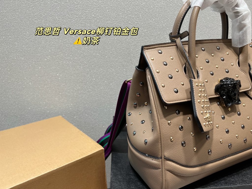 Size 32.22<br>Versace versace willow stud platinum bag<br>The color is really nice.<br>Suitable for travel, street, everyday<br>Attracted by the appearance of the set of beauty people rushed it