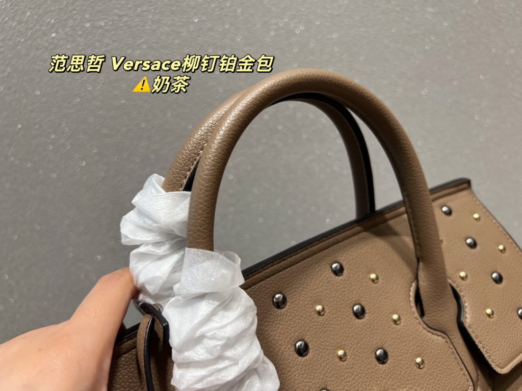 Size 32.22<br>Versace versace willow stud platinum bag<br>The color is really nice.<br>Suitable for travel, street, everyday<br>Attracted by the appearance of the set of beauty people rushed it