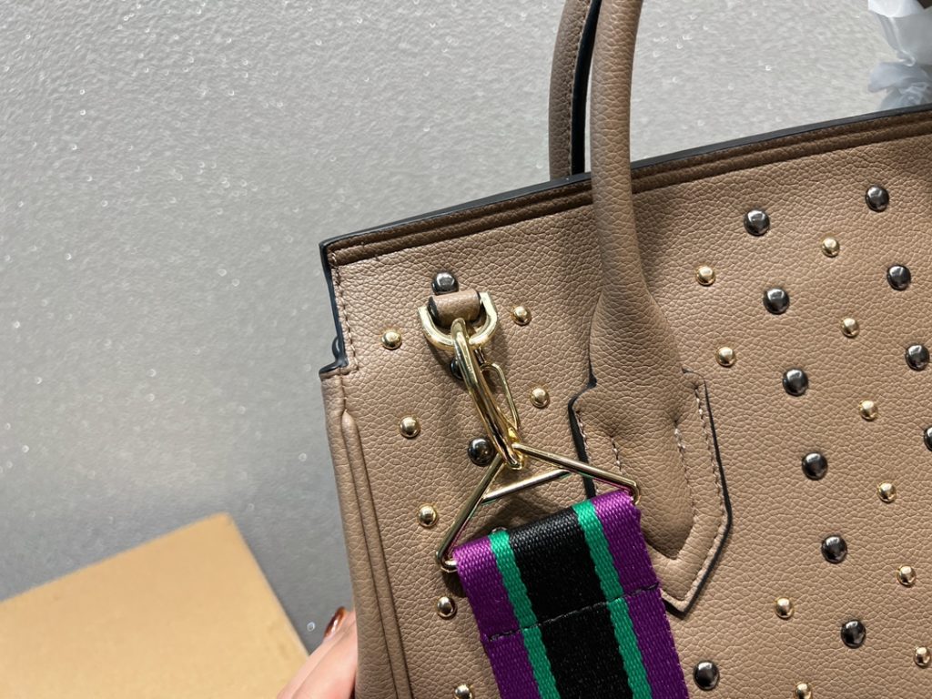 Size 32.22<br>Versace versace willow stud platinum bag<br>The color is really nice.<br>Suitable for travel, street, everyday<br>Attracted by the appearance of the set of beauty people rushed it