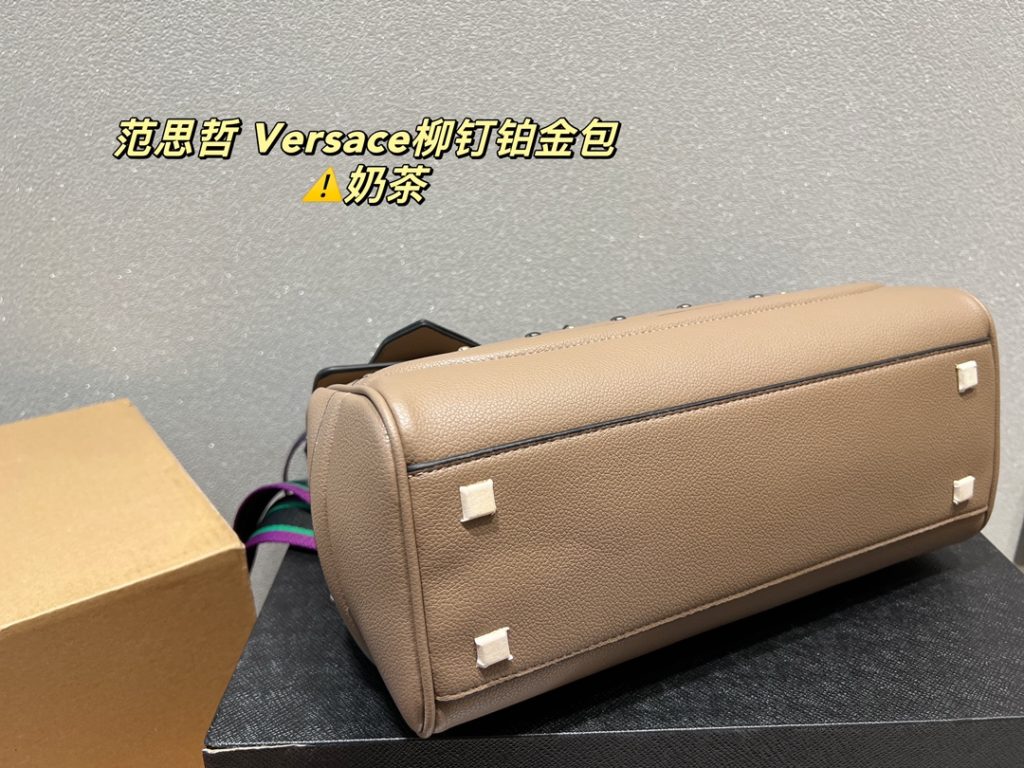 Size 32.22<br>Versace versace willow stud platinum bag<br>The color is really nice.<br>Suitable for travel, street, everyday<br>Attracted by the appearance of the set of beauty people rushed it