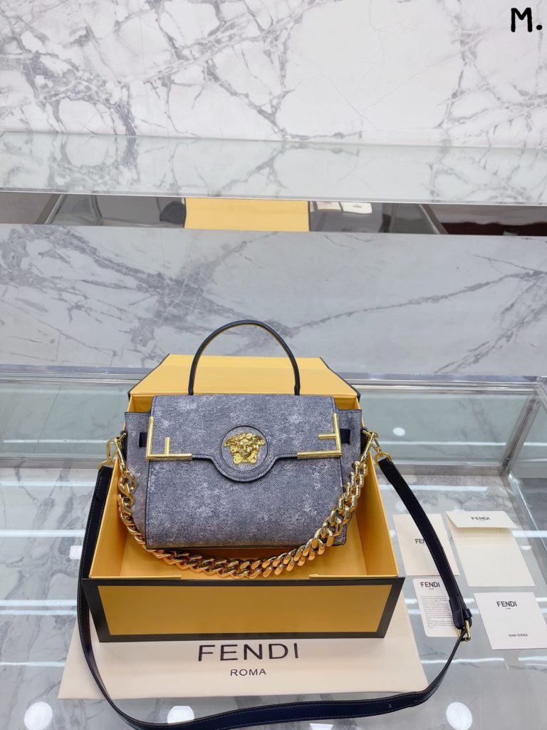 VERSACE La medusa handbag<br>Classic black and gold color scheme, versatile<br>Different occasions, different styles, same elegance<br>Size 25 22cm