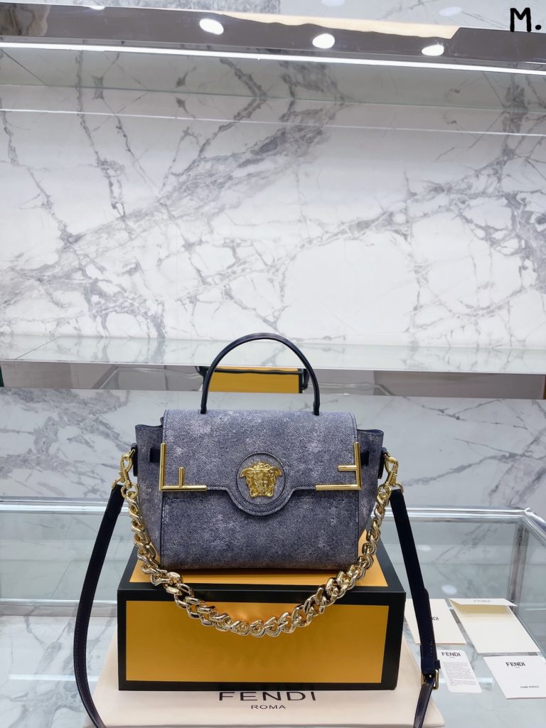 VERSACE La medusa handbag<br>Classic black and gold color scheme, versatile<br>Different occasions, different styles, same elegance<br>Size 25 22cm