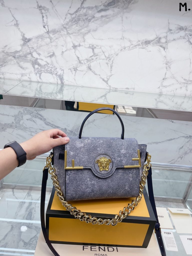 VERSACE La medusa handbag<br>Classic black and gold color scheme, versatile<br>Different occasions, different styles, same elegance<br>Size 25 22cm