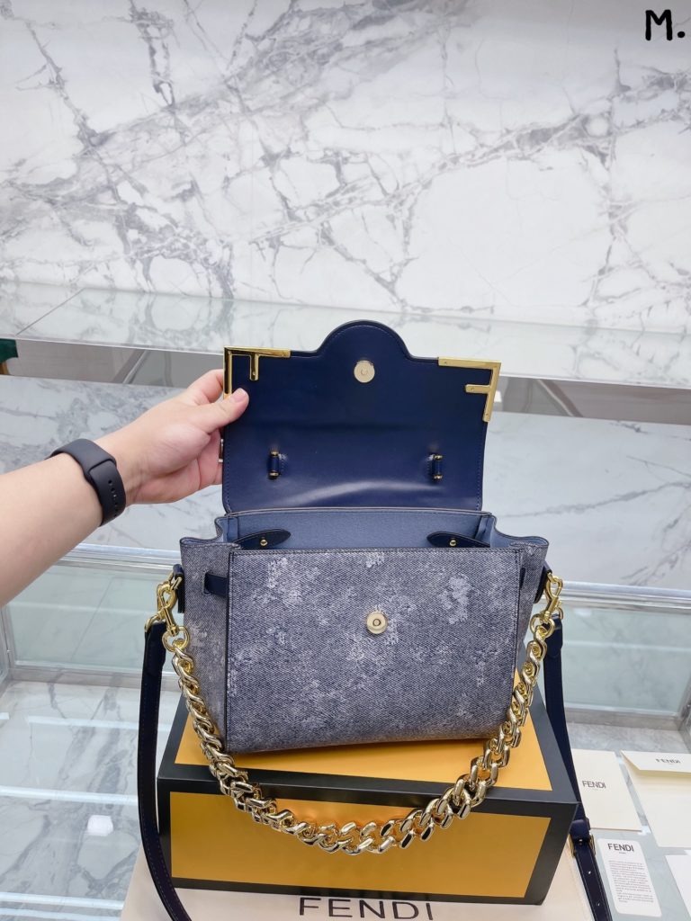 VERSACE La medusa handbag<br>Classic black and gold color scheme, versatile<br>Different occasions, different styles, same elegance<br>Size 25 22cm