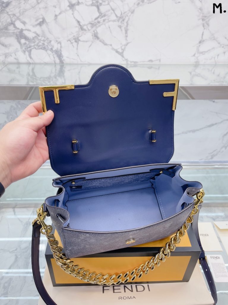 VERSACE La medusa handbag<br>Classic black and gold color scheme, versatile<br>Different occasions, different styles, same elegance<br>Size 25 22cm