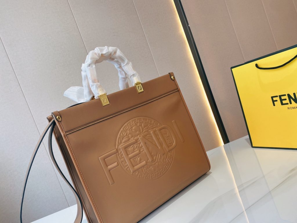 Fendi & versace collaboration models<br>Fendi Winter Series Sunshine Shopper Sunshine Tote Bag Look at the name of this series, you should know that it is a bag specifically for the winter season, pick it up and you can go on vacation in a second.<br>The two-color handle tortoiseshell color is the biggest feature of the whole bag Single carry is a very atmospheric self with a sense of three-dimensional texture full of the design of the handle and the overall sense of line gives a natural sense of fashion<br>Size 36*32<br>This large-capacity tote bag is really too suitable for babies to go out with<br>Five stars recommended!