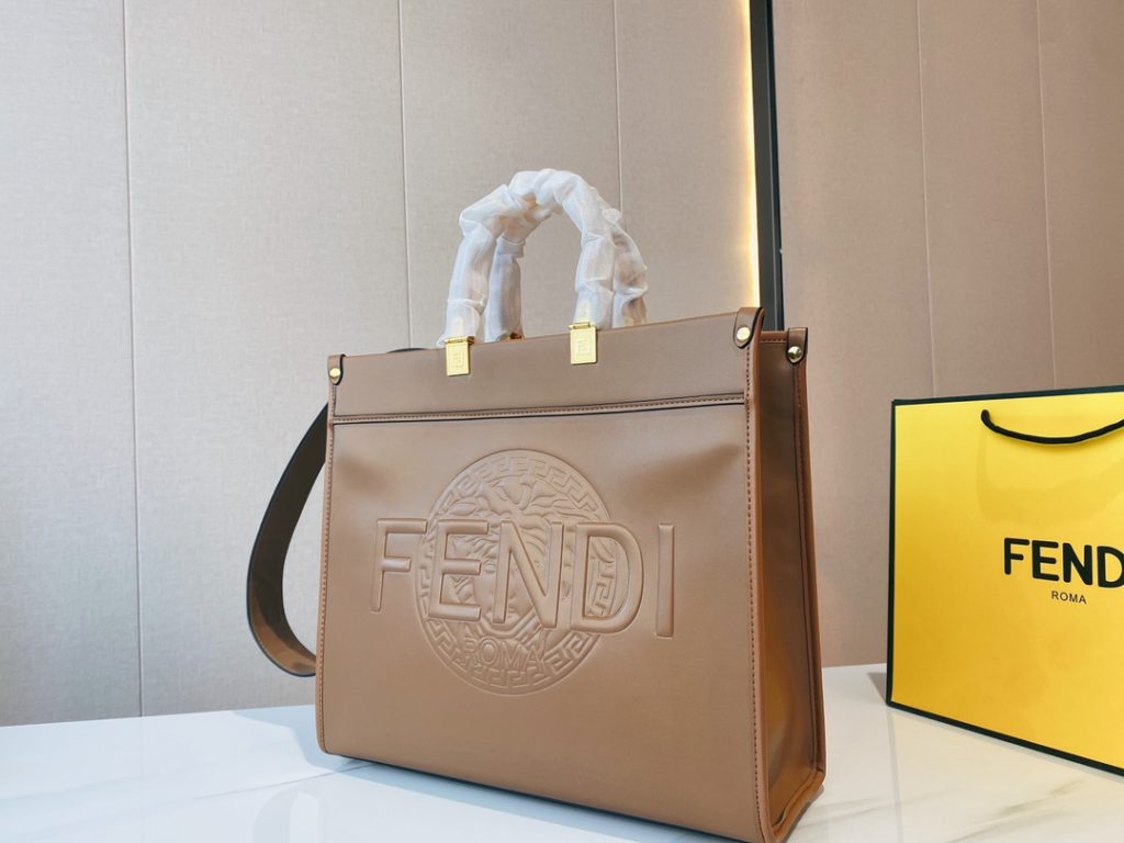 Fendi & versace collaboration models<br>Fendi Winter Series Sunshine Shopper Sunshine Tote Bag Look at the name of this series, you should know that it is a bag specifically for the winter season, pick it up and you can go on vacation in a second.<br>The two-color handle tortoiseshell color is the biggest feature of the whole bag Single carry is a very atmospheric self with a sense of three-dimensional texture full of the design of the handle and the overall sense of line gives a natural sense of fashion<br>Size 36*32<br>This large-capacity tote bag is really too suitable for babies to go out with<br>Five stars recommended!