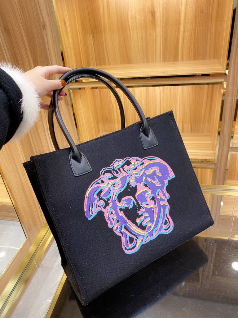 VERSACE latest Versace bag shopping bag 🆕 official website synchronization recently hot elements sketched out asymmetrical cartoon line frame autumn latest fabric soft comfortable 🌸 original hardware quality assurance shoulder handbag shoulder strap length design just right, back especially comfortable can also adjust the length super practical 👛 personality fashion size 36.31