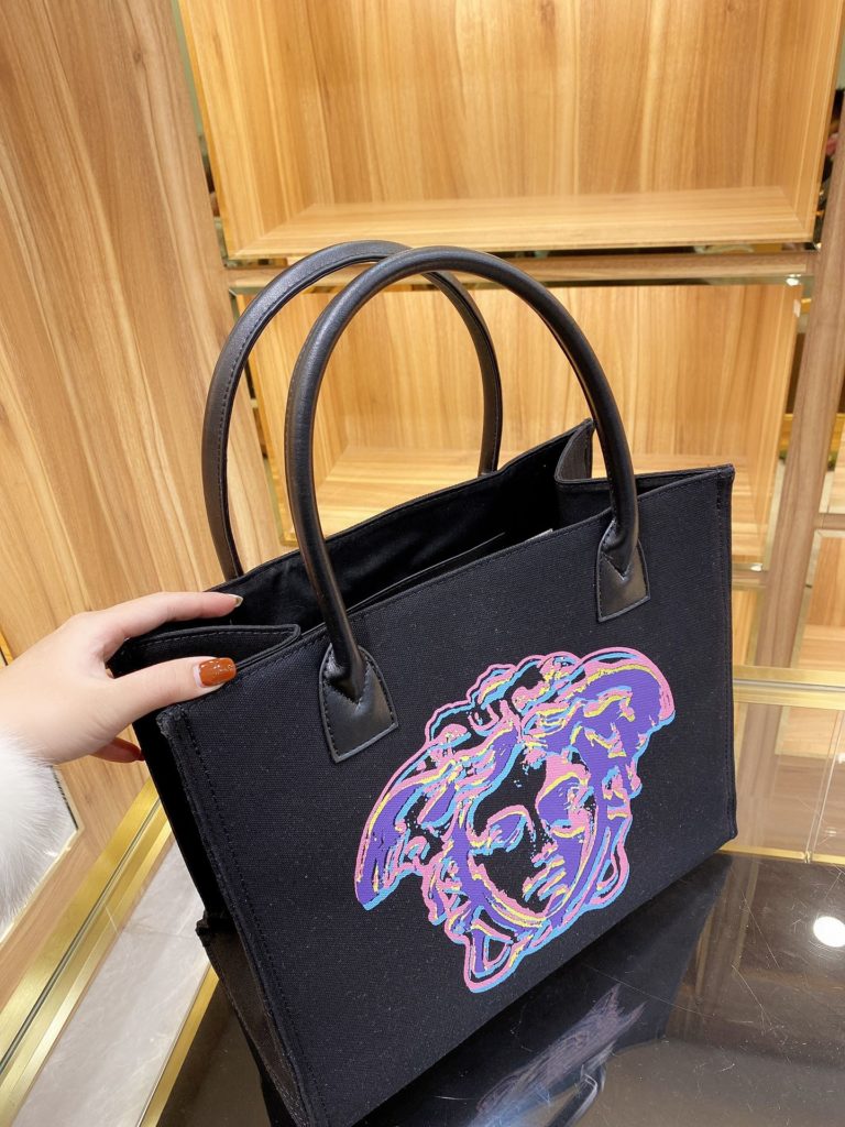 VERSACE latest Versace bag shopping bag 🆕 official website synchronization recently hot elements sketched out asymmetrical cartoon line frame autumn latest fabric soft comfortable 🌸 original hardware quality assurance shoulder handbag shoulder strap length design just right, back especially comfortable can also adjust the length super practical 👛 personality fashion size 36.31