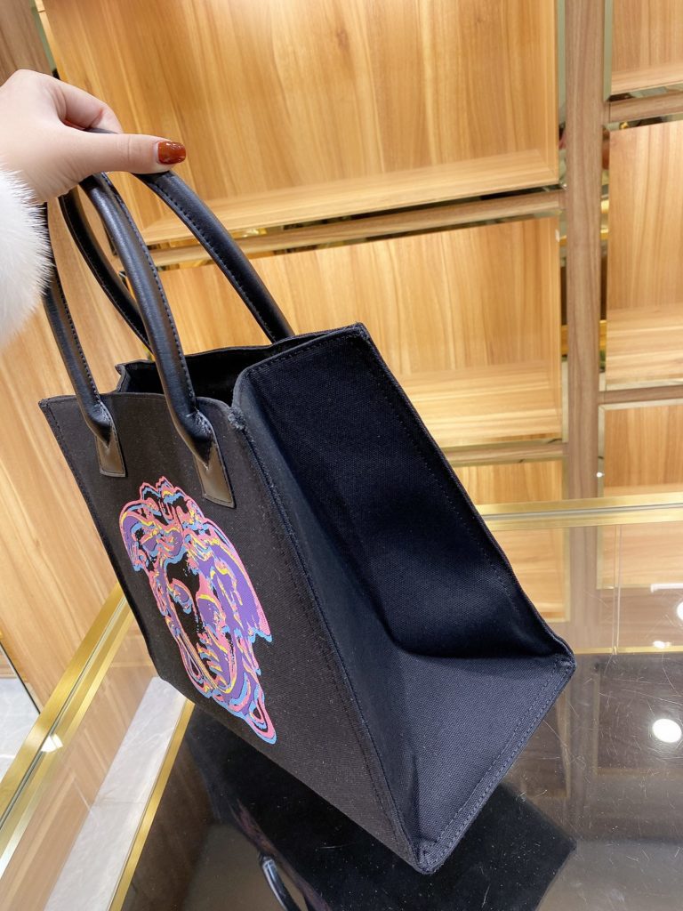 VERSACE latest Versace bag shopping bag 🆕 official website synchronization recently hot elements sketched out asymmetrical cartoon line frame autumn latest fabric soft comfortable 🌸 original hardware quality assurance shoulder handbag shoulder strap length design just right, back especially comfortable can also adjust the length super practical 👛 personality fashion size 36.31