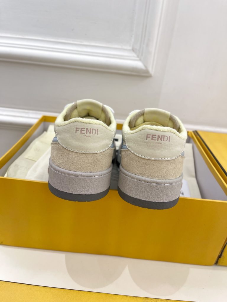 Fendi 𝟐𝟎𝟐𝟐 ˢˢ⭐️ Today recommends F family couple shoes sports and leisure shoes series~<br>The upgraded version is synchronized with the official website of the counter, the first choice for Internet celebrities, and the highest version on the market! Casual, simple, versatile and evergreen style, you can match it with any style, neutral and cool style is a must<br>▪️Vamp: Original cowhide stitching deerskin combination<br>▪️Lining: Imported towel fleece lining<br>▪️Outsole: original molded outsole<br>▪️Shoe size: Women's size 35-40 (41 customized)<br>Men's size 39-44 (45 customized)