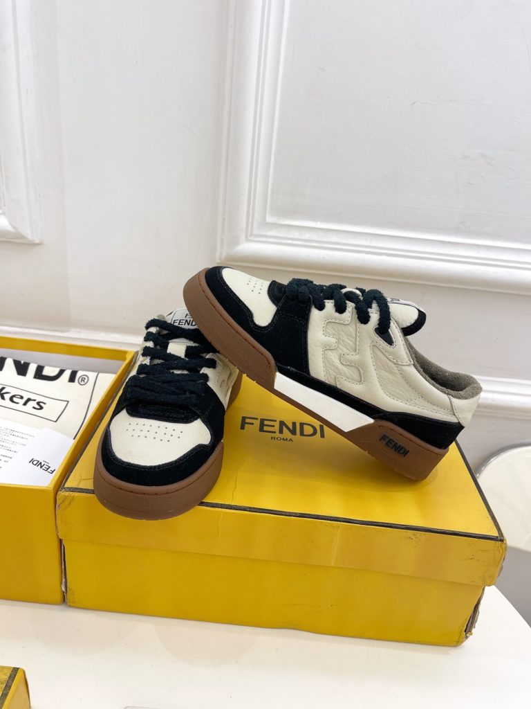 Fendi 𝟐𝟎𝟐𝟐 ˢˢ⭐️ Today recommends F family couple shoes sports and leisure shoes series~<br>The upgraded version is synchronized with the official website of the counter, the first choice for Internet celebrities, and the highest version on the market! Casual, simple, versatile and evergreen style, you can match it with any style, neutral and cool style is a must<br>▪️Vamp: Original cowhide stitching deerskin combination<br>▪️Lining: Imported towel fleece lining<br>▪️Outsole: original molded outsole<br>▪️Shoe size: Women's size 35-40 (41 customized)<br>Men's size 39-44 (45 customized)