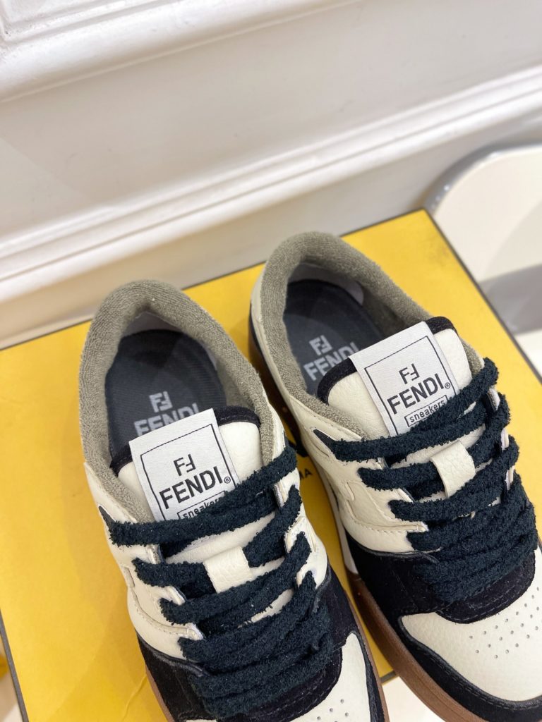 Fendi 𝟐𝟎𝟐𝟐 ˢˢ⭐️ Today recommends F family couple shoes sports and leisure shoes series~<br>The upgraded version is synchronized with the official website of the counter, the first choice for Internet celebrities, and the highest version on the market! Casual, simple, versatile and evergreen style, you can match it with any style, neutral and cool style is a must<br>▪️Vamp: Original cowhide stitching deerskin combination<br>▪️Lining: Imported towel fleece lining<br>▪️Outsole: original molded outsole<br>▪️Shoe size: Women's size 35-40 (41 customized)<br>Men's size 39-44 (45 customized)