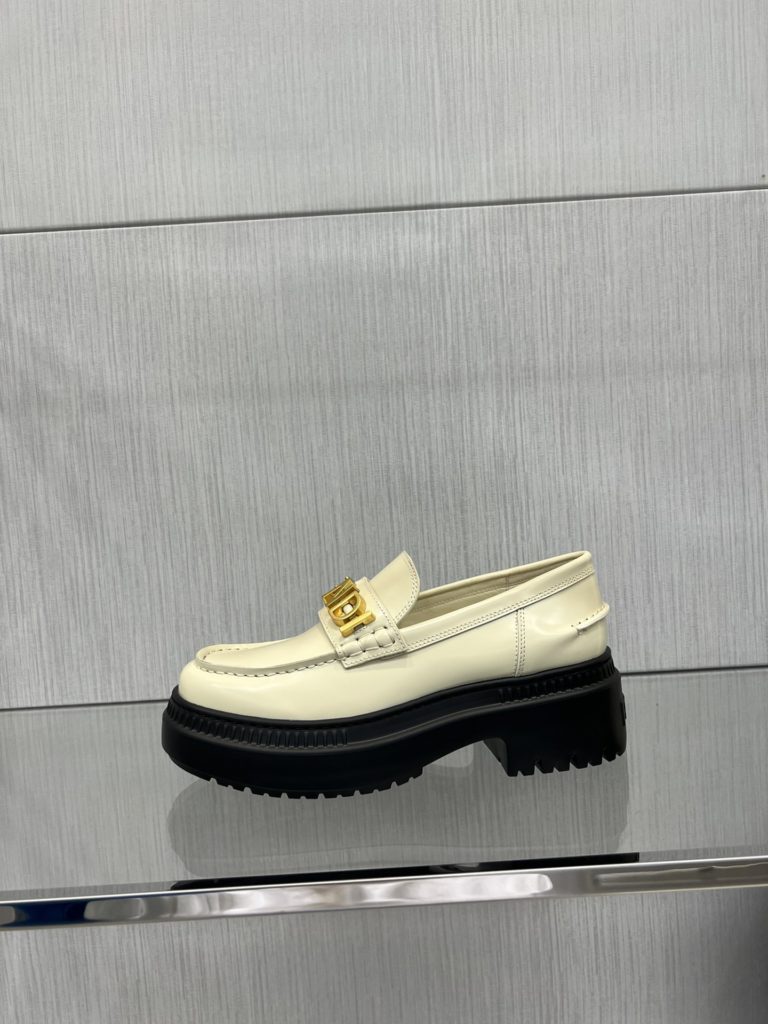 Fendi Robust Fenigraphy loafers, top original goods!<br>Exclusive original molded outsole, the bottom is not heavy and the upper foot is light and textured, very comfortable! The overall details, craftsmanship, and materials are all excellent 👍🏻The oil edge is very elegant and neat!<br>It is high-quality at a glance! Those who want high goods and quality requirements can enter! Handmade in Italy!<br>Size: 34-41